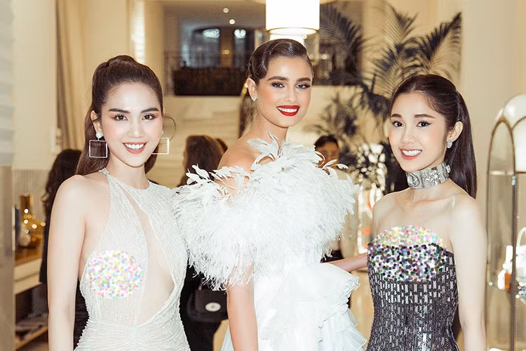 Ngọc Trinh gặp sự cố trang phục khi bị lộ nội y. Bên cạnh đó, cô còn bị soi vòng một chảy xệ.