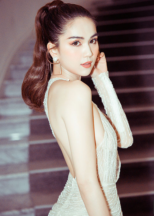 Ở tuổi 30, Ngọc Trinh đang hẹn hò một đại gia lớn tuổi. Theo tiết lộ của người đẹp, cô được bạn trai cưng chiều như bà hoàng.