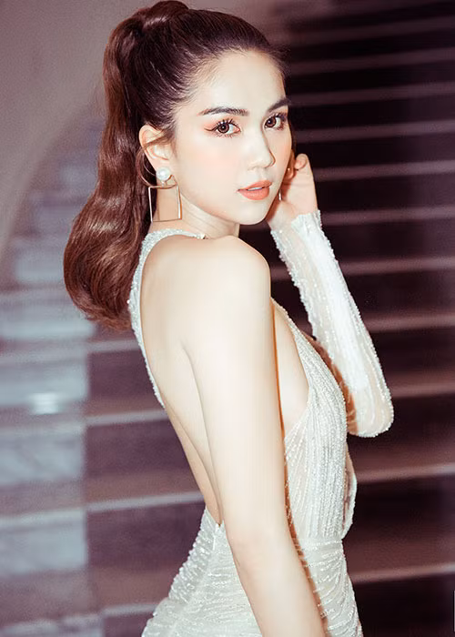 Ở tuổi 30, Ngọc Trinh đang hẹn hò một đại gia lớn tuổi. Theo tiết lộ của người đẹp, cô được bạn trai cưng chiều như bà hoàng.