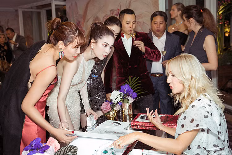 Ngọc Trinh được biết đến là mỹ nhân Việt có gu thời trang gợi cảm và không ít lần, cô mặc hở bạo làm người đối diện phải đỏ mặt.