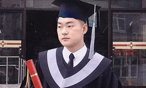 Ngủ dậy không thấy tai nghe, hoảng hồn nghe tiếng “bíp” trong bụng Ngu day khong thay tai nghe, hoang hon nghe tieng “bip” trong bung