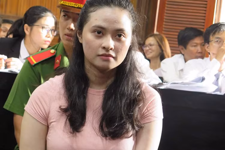 Hot girl một thời để lộ gương mặt nổi mụn. Ảnh: Pháp luật TP HCM