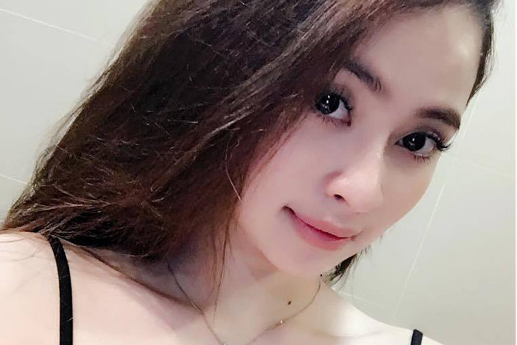 Theo Vietnamnet, Ngọc Miu bỏ học năm lớp 11, sau đó theo gia đình vào Nam sinh sống rồi trở thành hot girl trong giới tuổi teen Sài thành.