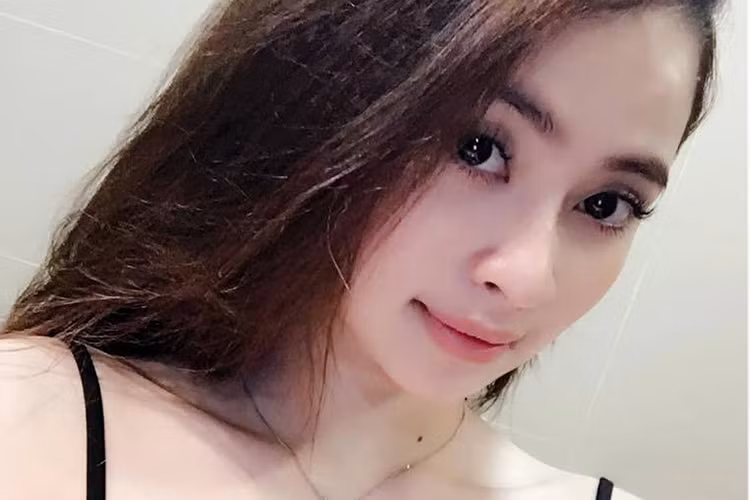 Theo Vietnamnet, Ngọc Miu bỏ học năm lớp 11, sau đó theo gia đình vào Nam sinh sống rồi trở thành hot girl trong giới tuổi teen Sài thành.