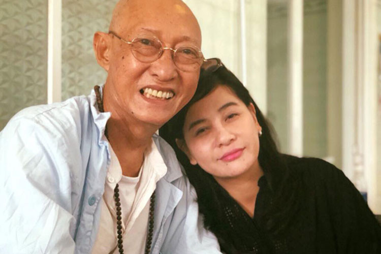 Nghệ sĩ Lê Bình cũng giấu nước mắt cho mình mỗi khi được đồng nghiệp đến thăm.