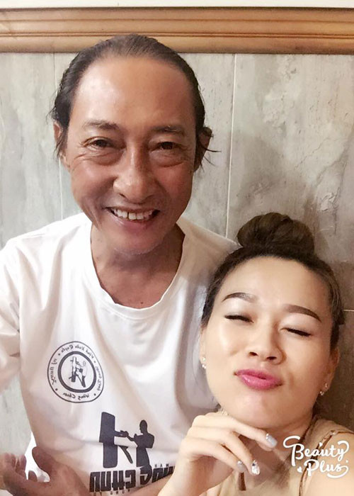 Hình ảnh nam diễn viên phim "Đất phương nam" nở nụ cười bên cô con gái nuôi Khả Hân.