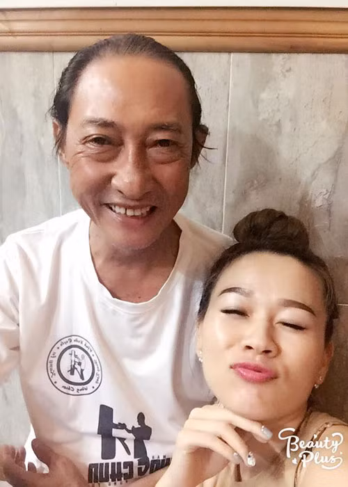 Hình ảnh nam diễn viên phim "Đất phương nam" nở nụ cười bên cô con gái nuôi Khả Hân.