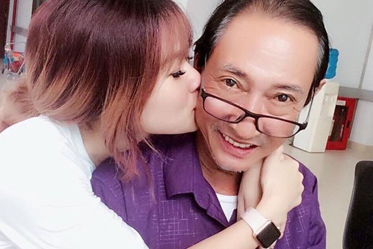 Khả Hân đã tận tình chăm sóc bố nuôi kể từ khi ông bị bệnh.