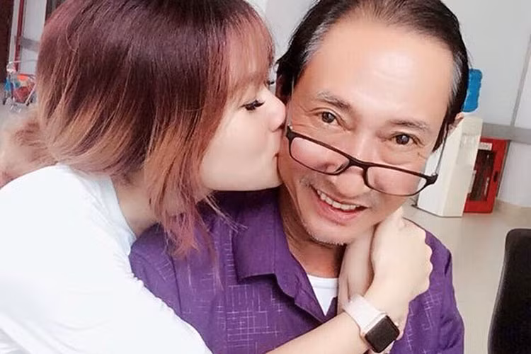 Khả Hân đã tận tình chăm sóc bố nuôi kể từ khi ông bị bệnh.