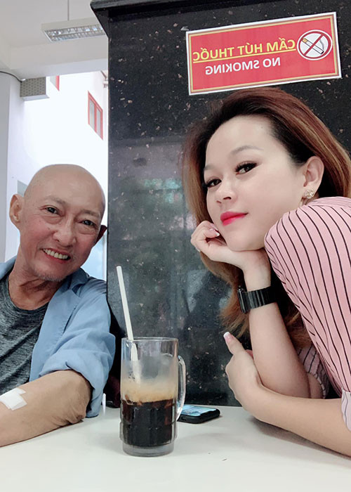 Nghệ sĩ Lê Bình luôn giữ tinh thần lạc quan trong hành trình chống chọi bệnh hiểm nghèo để trấn an gia đình, bạn bè và khán giả không phải lo lắng cho mình.