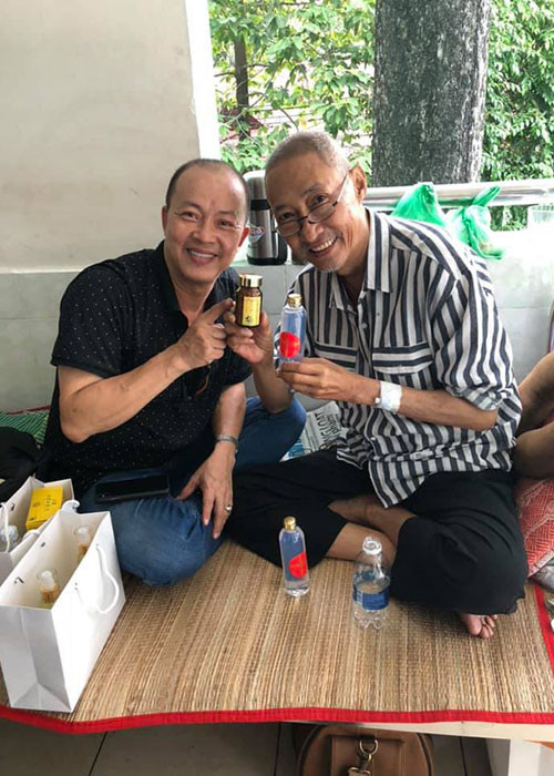 Khi nghệ sĩ Lê Bình nằm viện điều trị bệnh, đồng nghiệp thay nhau đến hỏi thăm, tặng quà.