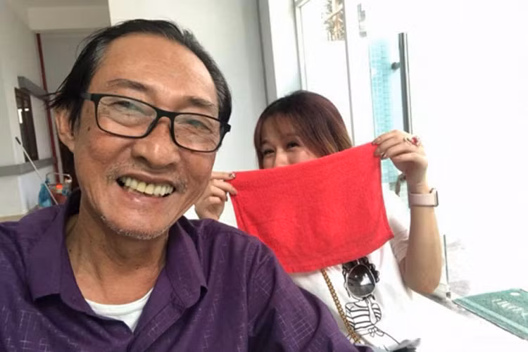 Nu cuoi khong bao gio tat cua NS Le Binh ben gia dinh, dong nghiep