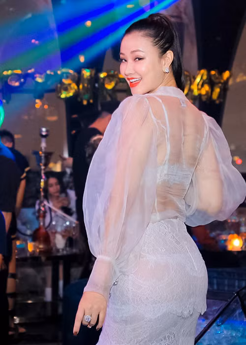 Nữ diễn viên phim "Người vợ ba" không chỉ dao kéo gương mặt mà còn nâng ngực.