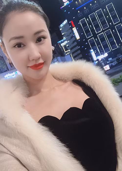 Nữ ca sĩ khéo khoe vẻ quyến rũ nhờ gu thời trang tinh tế.