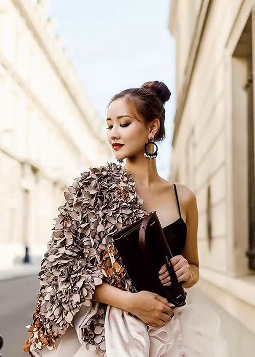 Hiện tại, người đẹp chưa công khai danh tính và hình ảnh bố của con gái mặc những đồn đoán.