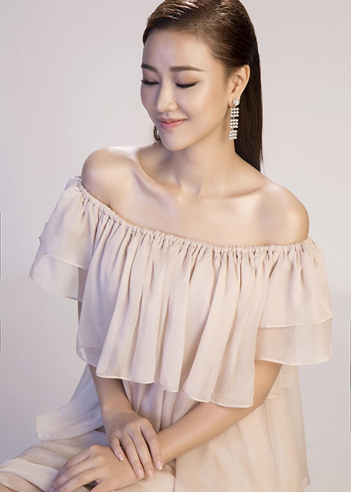 Dù ở đời thường hay khi đi hát, Maya đều chuộng trang phục gợi cảm.