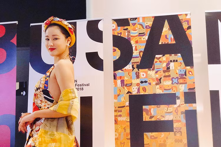 Sau khi sinh con gái, Maya vẫn hoạt động nghệ thuật.