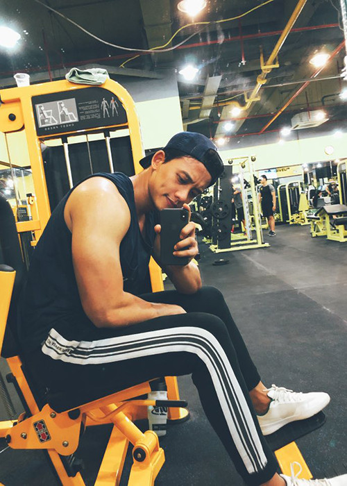 Nam diễn viên giữ hình thể săn sắc nhờ chăm chỉ tập gym.