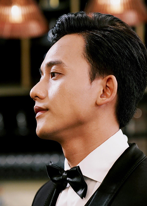 Nam diễn viên sở hữu gương mặt điển trai, má lúm đồng tiền ngọt ngào, mái tóc lãng tử và thân hình săn chắc.