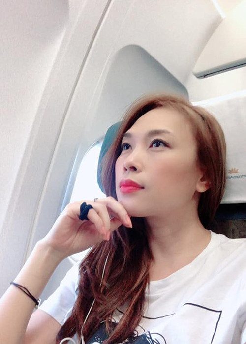 "Họa mi tóc nâu viết: "Ngại ghê, dạo này ngồi máy bay mà mấy bạn ngồi bên kia cứ chụp hình mình miết nha, nên giờ mình cứ phải diễn đồ cho các bạn chụp cho đẹp chứ khỏi che che nữa nè. Hay tại lâu quá mình không up góc chụp quen thuộc này nên mấy bạn nhớ?" .