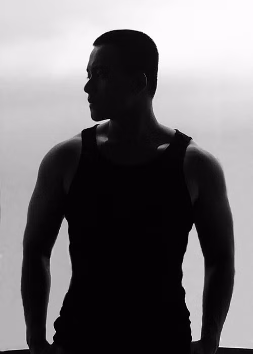 Hình ảnh Mai Tài Phến khoe thân hình săn chắc.