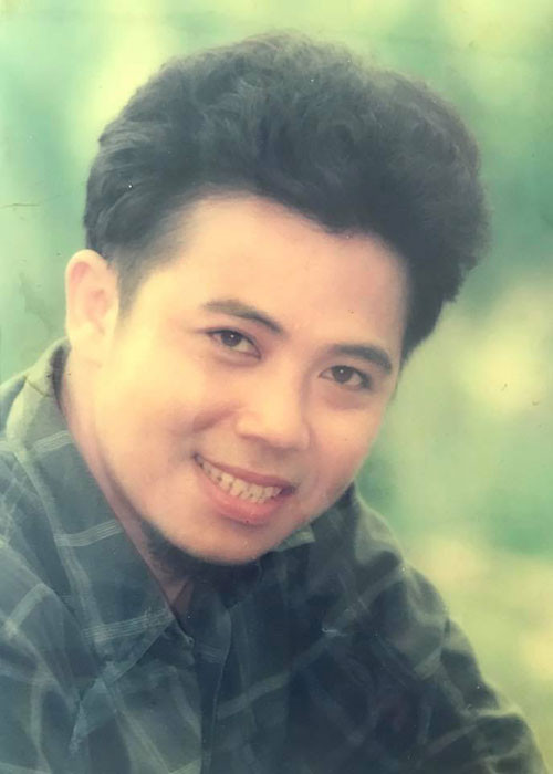 Khi không có tiền trả, Hồng Tơ phải trốn các chủ nợ. Cuối cùng, anh buộc phải cầm cố biệt thự với ngân hàng vì nợ nần chồng chất.