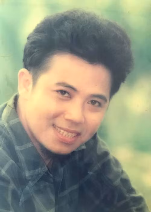 Khi không có tiền trả, Hồng Tơ phải trốn các chủ nợ. Cuối cùng, anh buộc phải cầm cố biệt thự với ngân hàng vì nợ nần chồng chất.