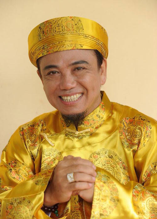 Dù thua cược, Hồng Tơ vẫn không dứt ra được mà quyết tâm gỡ gạc. Khi hết tiền, nam nghệ sĩ bắt đầu vay xã hội đen nhưng càng chơi càng thua đậm.