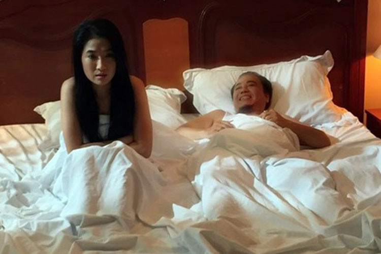 Năm 2016, Hồng Tơ lộ hình ảnh nhạy cảm bên một cô gái trẻ khiến dân mạng đặt nghi vấn anh không còn chung thủy với người vợ trẻ. Ảnh: Một thế giới