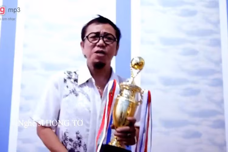 Không có trận bóng đá nào mà nghệ sĩ hài Hồng Tơ không xem để đặt cược vào trái bóng tròn.