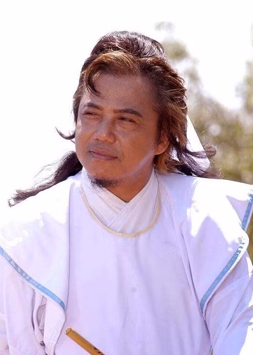 Trước khi bị tạm gia vì hành vi đánh bạc, Hồng Tơ từng vướng ồn ào tán gia bại sản vì mê cá độ bóng đá.