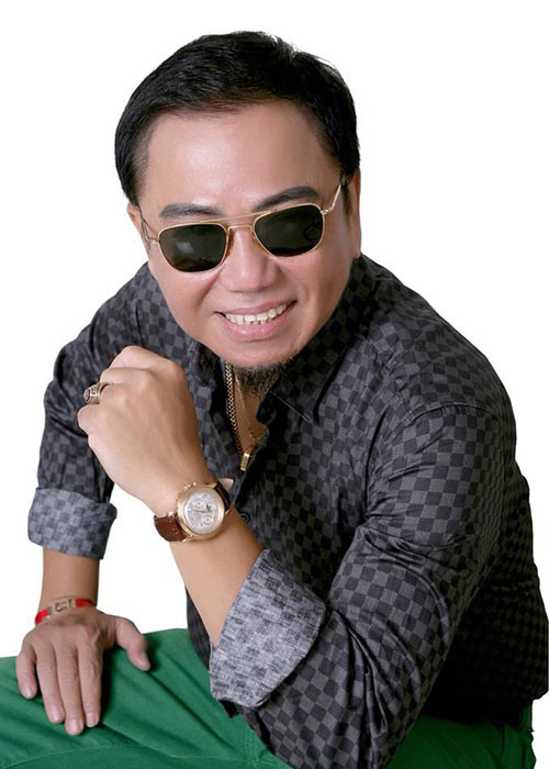 Hồi còn trẻ, Hồng Tơ rất nổi tiếng, anh kiếm được hàng trăm triệu đồng, tậu nhiều biệt thự. Tuy nhiên, Hồng Tơ nhanh chóng sa vào trò đỏ đen.