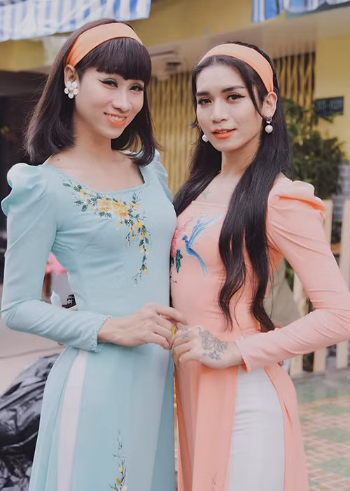 BB Trần đọ sắc cùng Hải Triều khi mặc áo dài.