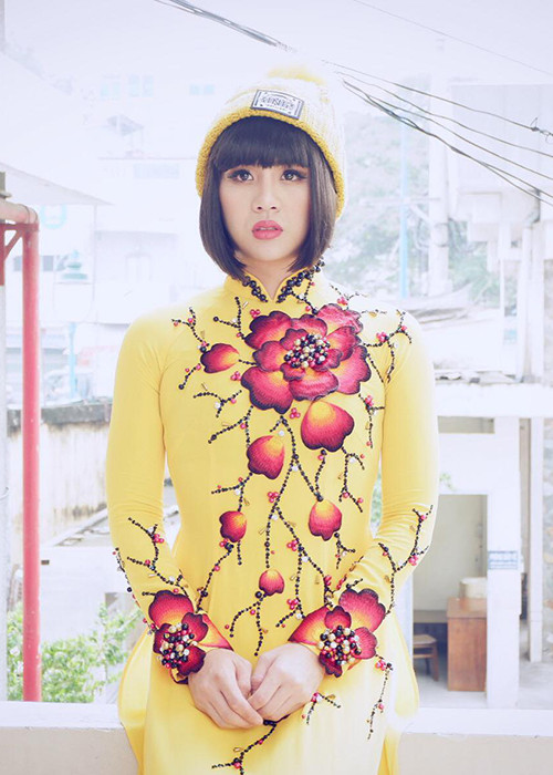 Duy Khánh thường xuất hiện với tà áo dài và mái tóc ngắn ngang vai.