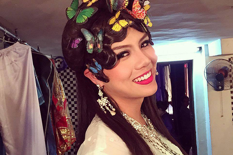 Diện trang phục cổ trang cho phái nữ, nam diễn viên xinh đẹp và duyên dáng.