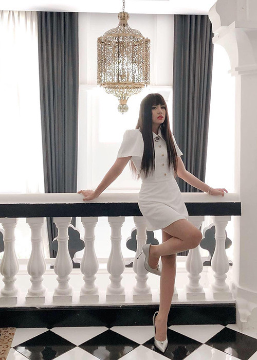 "Cô giáo Khánh" rất dễ hóa trang vào dạng vai giả gái xinh đẹp nhờ gương mặt, vóc dáng thon gọn.