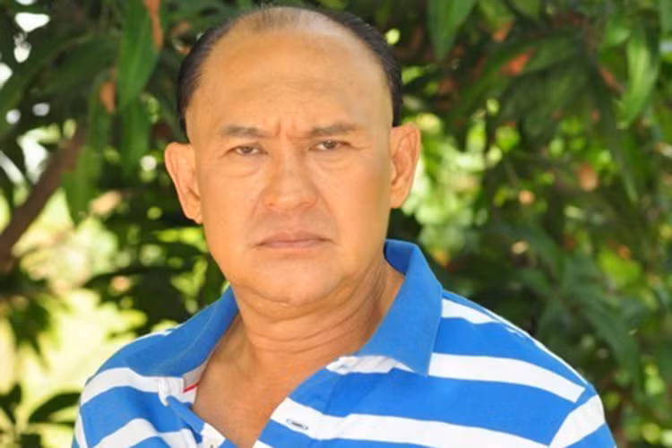 Không chỉ Thương Tín, nghệ sĩ Duy Phương cũng là nạn nhân của cá độ bóng đá. Vào thời kỳ hoàng kim ở những năm 1990, Duy Phương sở hữu nhiều căn nhà, xe hơi. Tuy nhiên, theo lời Duy Phước - con trai Duy Phương, bố của anh tán gia bại sản vì thua cá độ đá banh. Ảnh: Zing