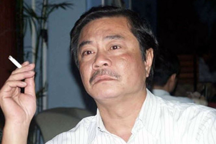 Cố diễn viên Hồng Sơn khi có nhiều tiền trong tay đã bị bạn bè rủ rê rồi rơi vào vòng xoay của cờ bạc. Theo bạn bè, chỉ trong 3 tháng, anh trắng tay sau đó ly hôn. Đến năm 2011, Hồng Sơn qua đời vì bệnh tật. Ảnh: Tiền Phong