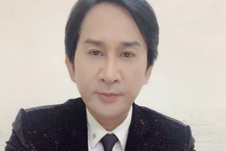  Hồng Tơ bị bắt vì hành vi đánh bạc. Cách đây 6 năm, Kim Tử Long cũng từng vướng scandal đánh bạc. Còn nhớ, Kim Tử Long bị bắt khi đang đánh bạc trên một chiếc xà lan. Theo Kim Tử Long, anh chỉ đánh cho vui theo yêu cầu của người hâm mộ sau khi có buổi diễn ở đây.