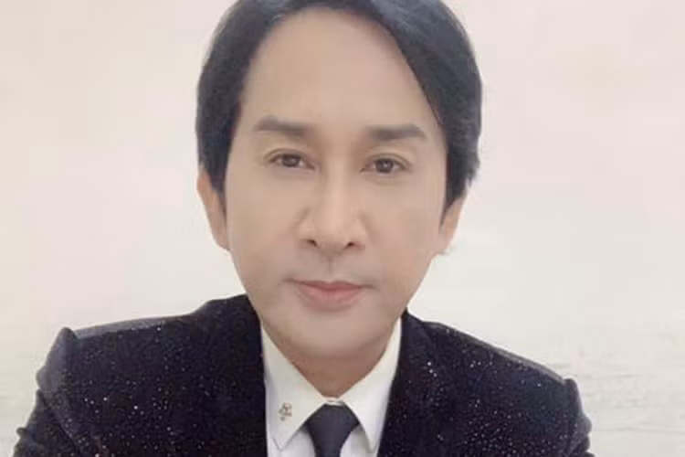  Hồng Tơ bị bắt vì hành vi đánh bạc. Cách đây 6 năm, Kim Tử Long cũng từng vướng scandal đánh bạc. Còn nhớ, Kim Tử Long bị bắt khi đang đánh bạc trên một chiếc xà lan. Theo Kim Tử Long, anh chỉ đánh cho vui theo yêu cầu của người hâm mộ sau khi có buổi diễn ở đây.