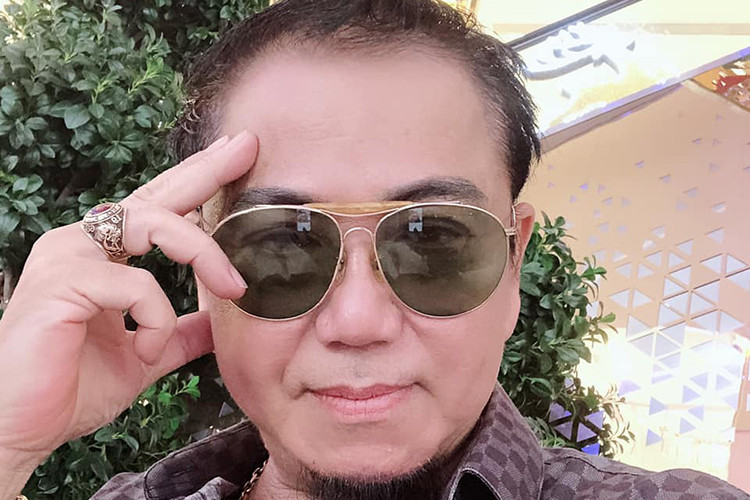 Hồi còn trẻ, Hồng Tơ từng cá độ bóng đá. Anh kể, có đêm anh thua đến 100.000 USD. Không dừng lại ở đó, anh vay xã hội đen nhưng càng chơi càng thua đậm. Hồng Tơ cuối cùng phải cầm cố biệt thự với ngân hàng vì nợ nần chồng chất.