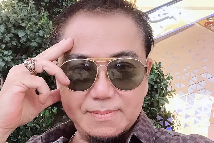 Hồi còn trẻ, Hồng Tơ từng cá độ bóng đá. Anh kể, có đêm anh thua đến 100.000 USD. Không dừng lại ở đó, anh vay xã hội đen nhưng càng chơi càng thua đậm. Hồng Tơ cuối cùng phải cầm cố biệt thự với ngân hàng vì nợ nần chồng chất.