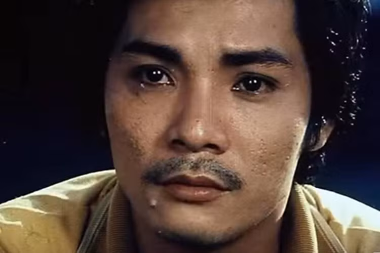 Thương Tín từng đặt cược gần chục cây vàng mỗi trận cầu lớn. Thời điểm lạc lối trong trò đỏ đen, nam nghệ sĩ vốn có mức cát sê được tính bằng cả cây vàng. Tuy nhiên, vì đam mê bài bạc, cá độ, ăn chơi tại các quán bar nên ông trắng tay. Ảnh: Dân Việt