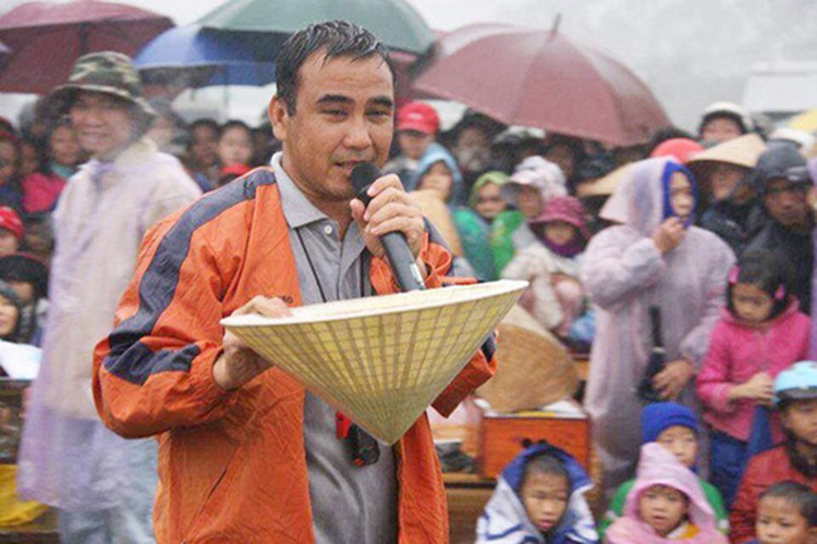 Chương trình gắn với tên tuổi của Quyền Linh là “Vượt lên chính mình”. Trong mắt khán giả chương trình này, anh luôn gần gũi, thân thiện và hết lòng vì những người nghèo. Ảnh: Người lao động