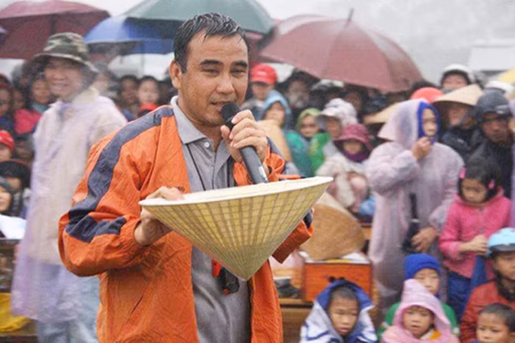 Chương trình gắn với tên tuổi của Quyền Linh là “Vượt lên chính mình”. Trong mắt khán giả chương trình này, anh luôn gần gũi, thân thiện và hết lòng vì những người nghèo. Ảnh: Người lao động