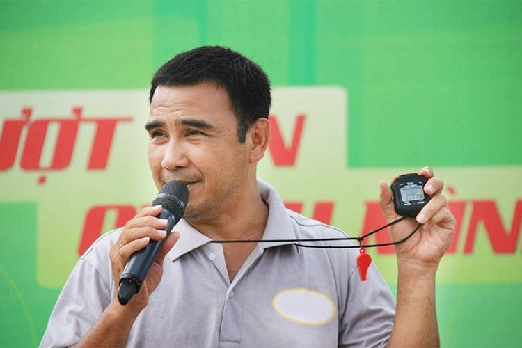 Quyền Linh đặc biệt được yêu mến qua câu chuyện gian lận để giúp đỡ người nghèo trong “Vượt lên chính mình”. Thậm chí, anh không ngại bỏ tiền túi để ủng hộ thêm những hoàn cảnh khó khăn. Ảnh: HTV