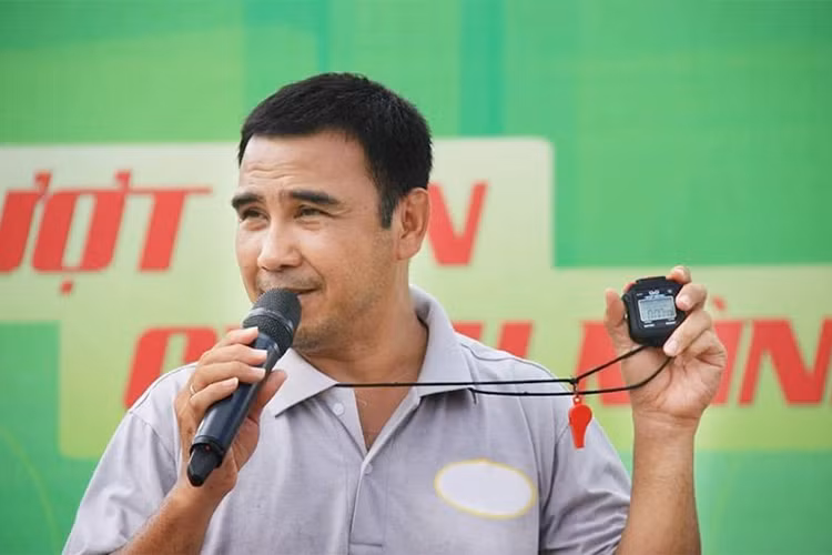 Quyền Linh đặc biệt được yêu mến qua câu chuyện gian lận để giúp đỡ người nghèo trong “Vượt lên chính mình”. Thậm chí, anh không ngại bỏ tiền túi để ủng hộ thêm những hoàn cảnh khó khăn. Ảnh: HTV