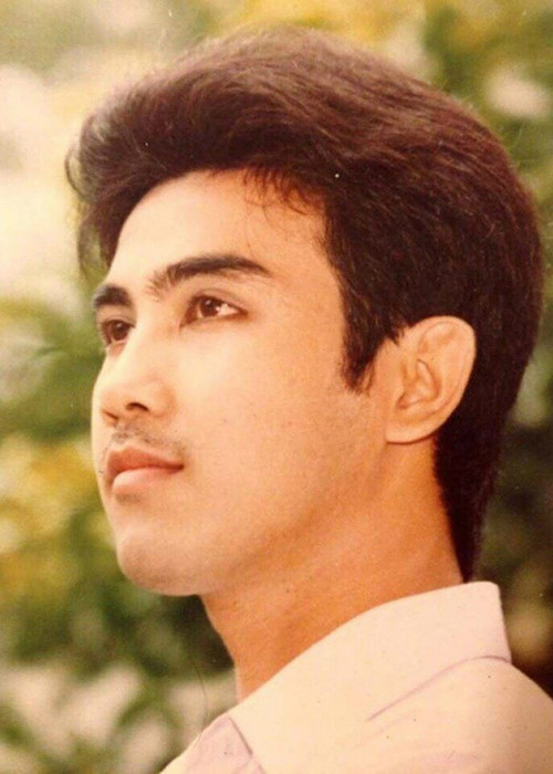 Sinh ra trong gia đình nghèo khó, để có tiền ăn học, Quyền Linh đã nhiều công việc khác nhau. Theo Thế giới điện ảnh, Quyền Linh tốt nghiệp diễn viên loại ưu và sau khi ra trường, vì không kiếm được việc làm, anh đã về Tiền Giang làm ruộng. Ảnh: Người đưa tin