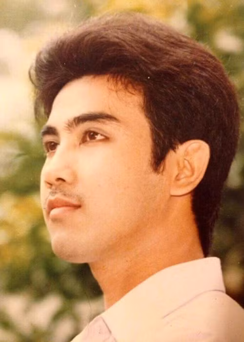 Sinh ra trong gia đình nghèo khó, để có tiền ăn học, Quyền Linh đã nhiều công việc khác nhau. Theo Thế giới điện ảnh, Quyền Linh tốt nghiệp diễn viên loại ưu và sau khi ra trường, vì không kiếm được việc làm, anh đã về Tiền Giang làm ruộng. Ảnh: Người đưa tin