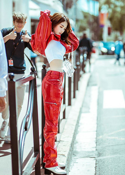 Sự xuất hiện của Ngọc Trinh tại Cannes không nhận được sự đồng tình từ dân mạng trong nước lẫn quốc tế.